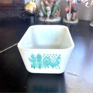 Pyrex Amish Butterprint 0502 Refrigerator Dish 1.5 Pt Rooster Vintage